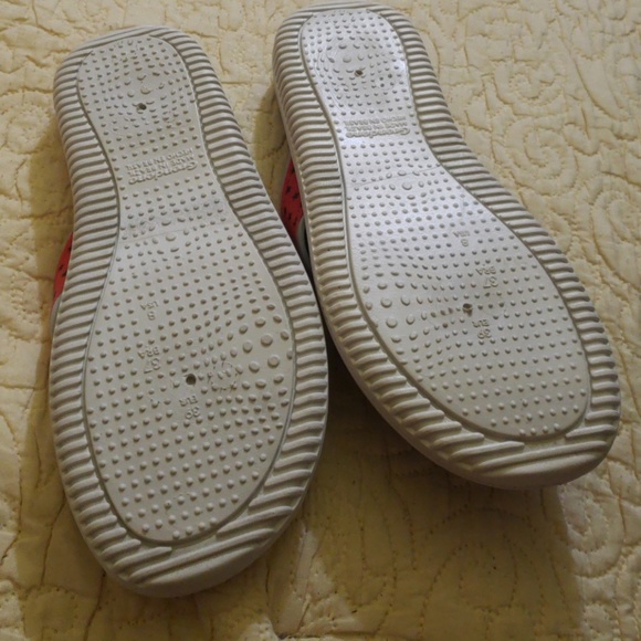 Bass flip flops.  Worn a few times - Picture 5 of 5